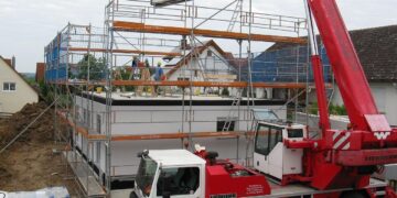 Neubau eines Hauses mit Gerüst und Kran