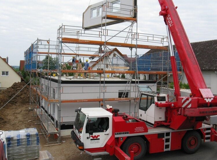Neubau eines Hauses mit Gerüst und Kran