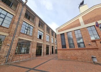 Die Alte Färberei in Guben mit Backsteinfassade und großen Sprossenfenstern