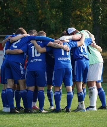 Spieler von Blau-Weiß Lichterfeld stehen im Kreis zusammen