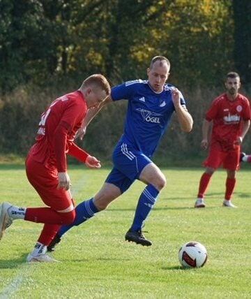 Spielszene mit Ball im Mittelfeld