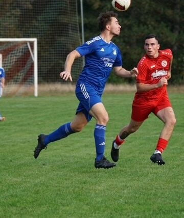 Ein Lichterfelder Spieler läuft mit dem Ball, dahinter der Schiedsrichter