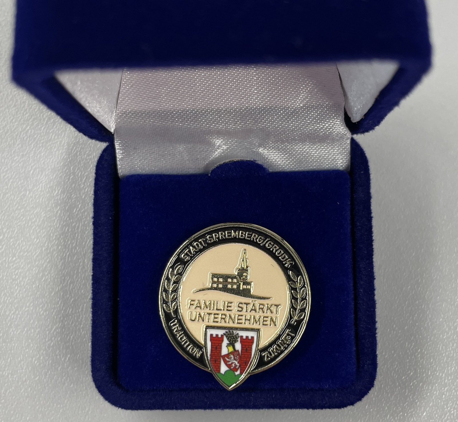 Ehrenstecknadel mit dem Stadtwappen von Spremberg