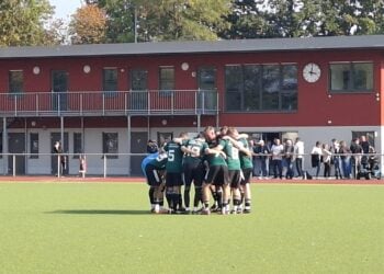 Spieler der BSG Chemie Schwarzheide im Kreis auf dem Platz