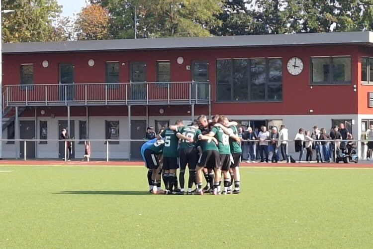 Spieler der BSG Chemie Schwarzheide im Kreis auf dem Platz