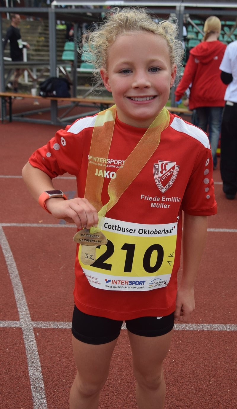 Frieda Müller mit Medaille und Startnummer nach dem Kids-Run