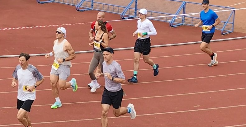 Läufer auf der Bahn im Leichtathletikstadion, mittendrin Maximilian Levy mit Sonnenbrille