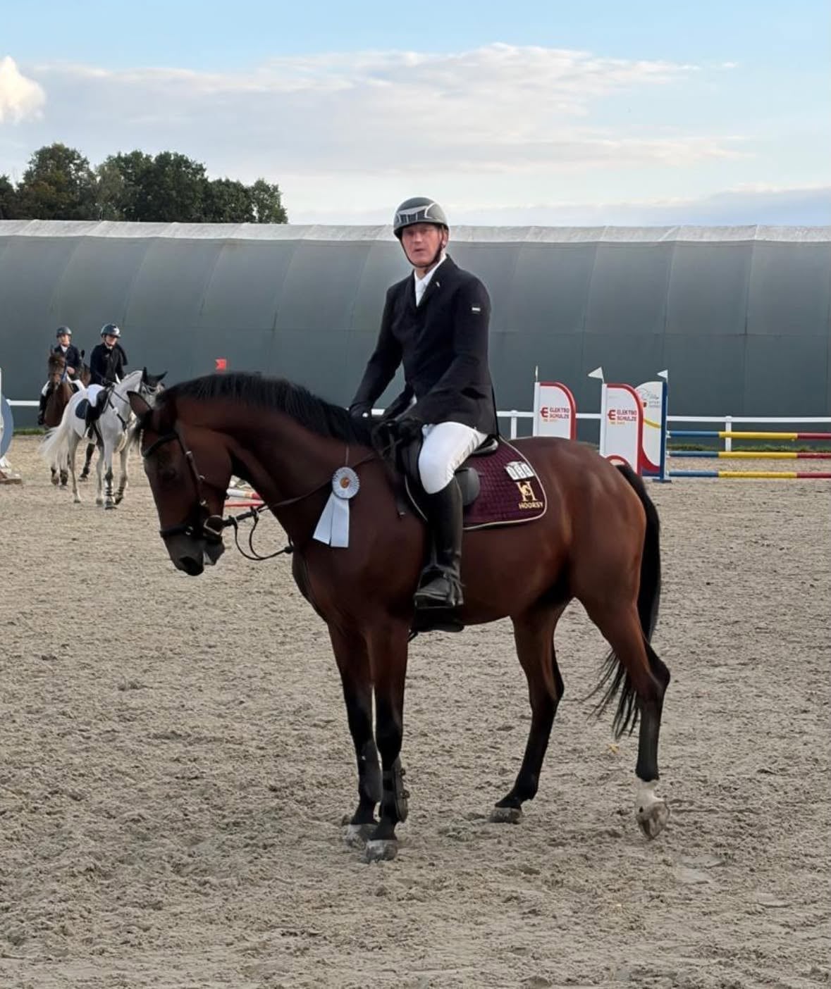 Reiter des Reitvereins Sielow mit Schleife am Zaumzeug