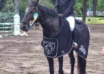 Reiterin des Reitvereins Sielow mit Siegerschleife und Abschwitzdecke