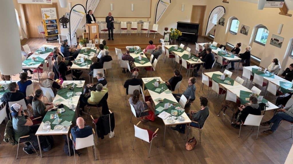 Gäste an Tischen im Saal bei der Finissage der SPEKTRALE 12 in Lieberose