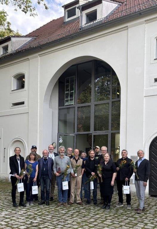 Gruppenbild der Künstlerinnen und Künstler der SPEKTRALE 12 vor einem Gebäude in Lieberose