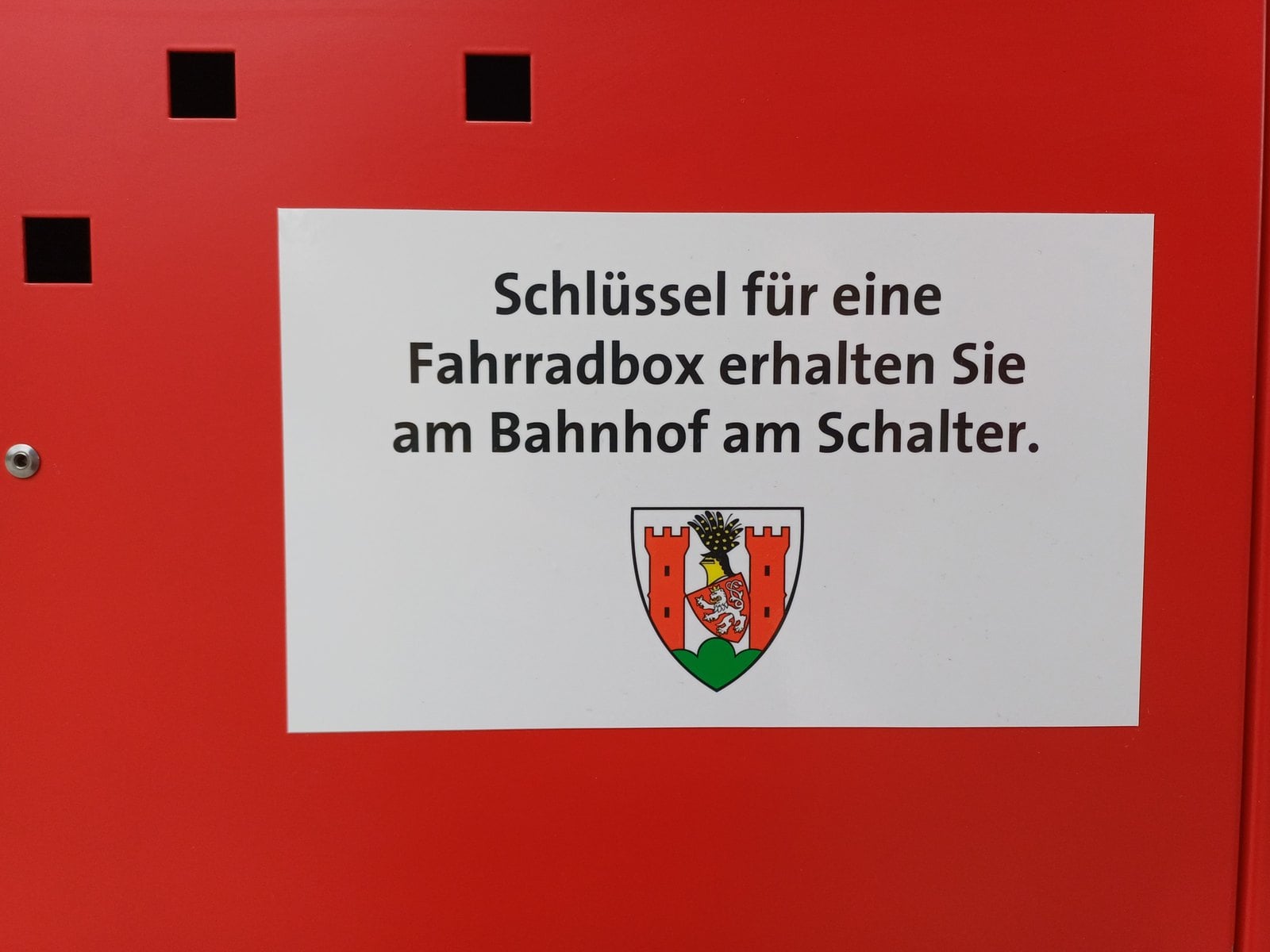 Hinweisschild zur Schlüsselausgabe an den Fahrradboxen in Spremberg