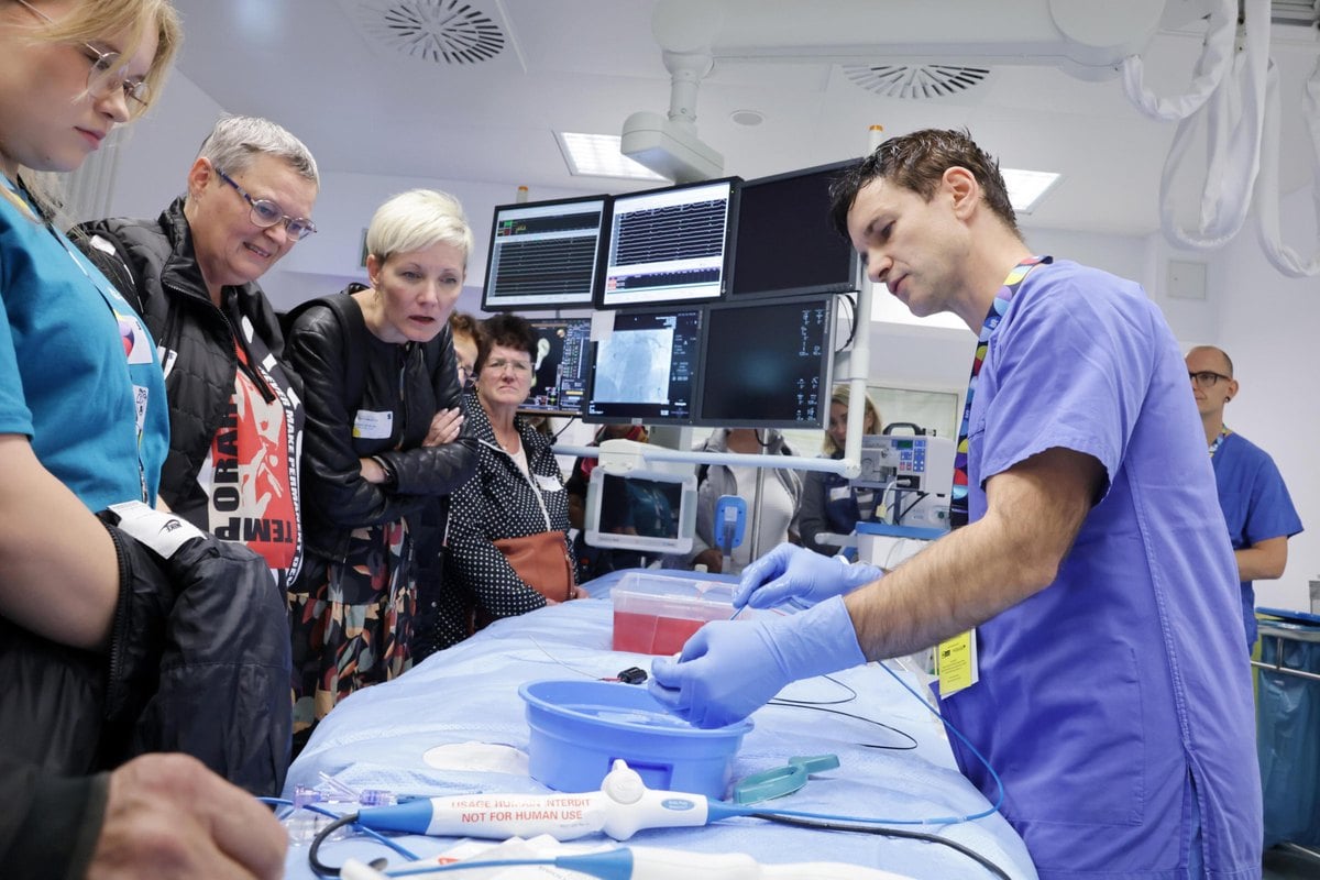 Andreas Terne erklärt im Elektrophysiologie-Labor das Reizleitungssystem des Herzens