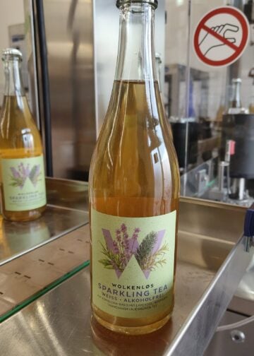Flasche Wolkenløs Sparkling Tea Weiß an der Abfüllanlage