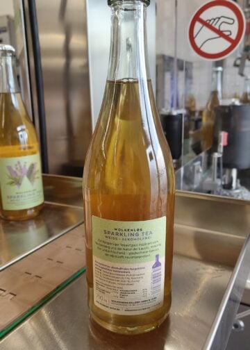 Rückseite einer Flasche Wolkenløs Sparkling Tea Weiß