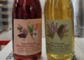 Je eine Flasche Wolkenløs Sparkling Tea Rosé und Weiß