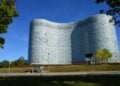 BAföG: Das Bibliotheksgebäude IKMZ der BTU Cottbus-Senftenberg mit geschwungener Fassade
