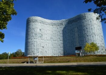 BAföG: Das Bibliotheksgebäude IKMZ der BTU Cottbus-Senftenberg mit geschwungener Fassade