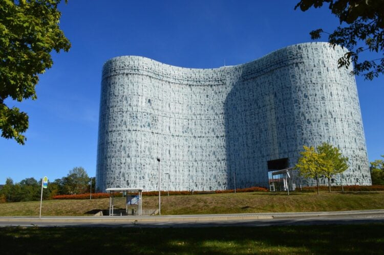 BAföG: Das Bibliotheksgebäude IKMZ der BTU Cottbus-Senftenberg mit geschwungener Fassade