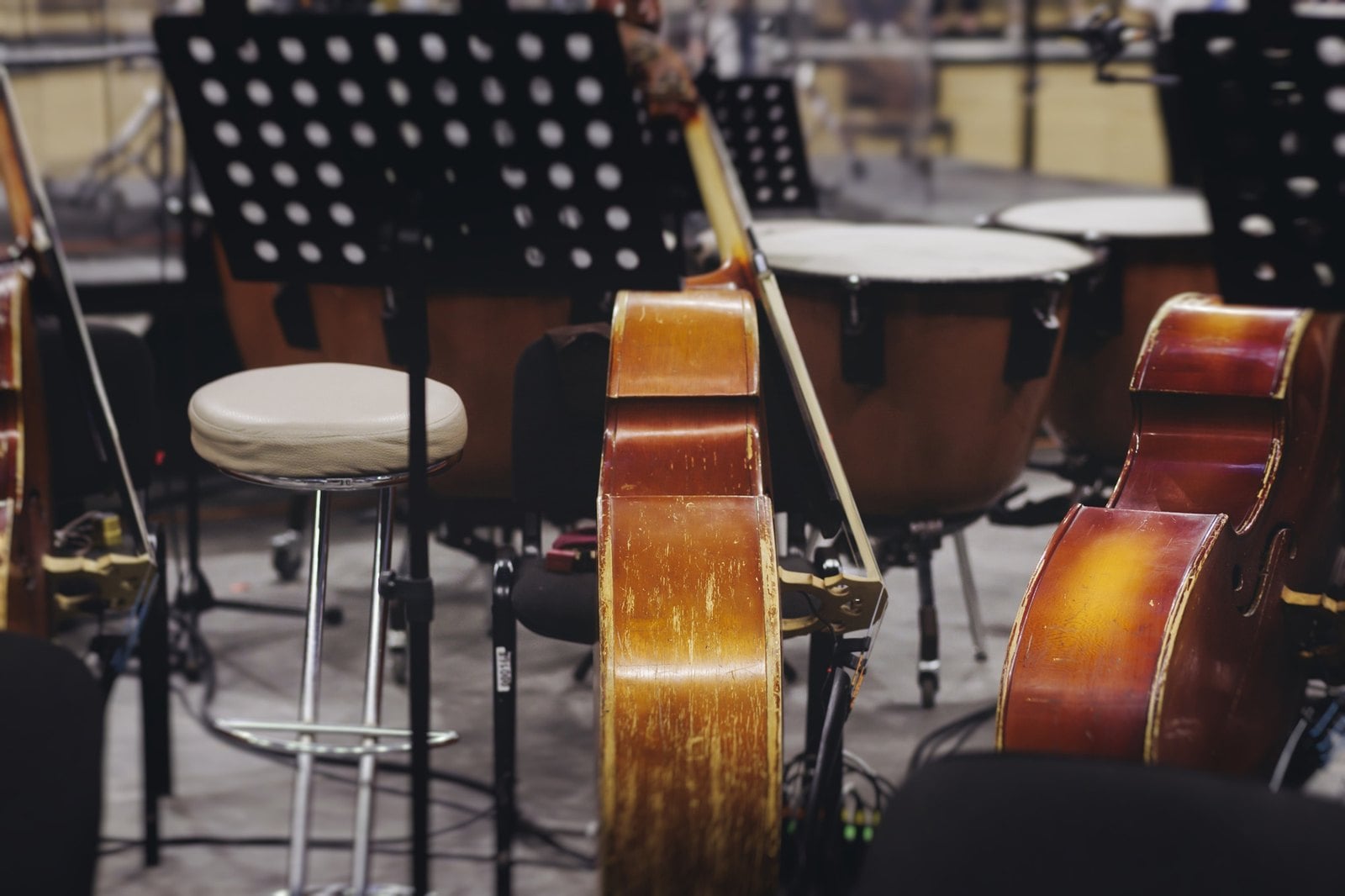 Hände auf Instrumenten bei einer gemeinsamen Musikprobe
