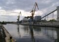 Binnenschiffe: Kräne und Silos am Kanal im Nordhafen Königs Wusterhausen
