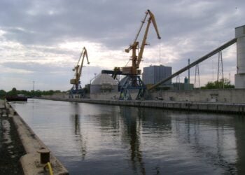Binnenschiffe: Kräne und Silos am Kanal im Nordhafen Königs Wusterhausen