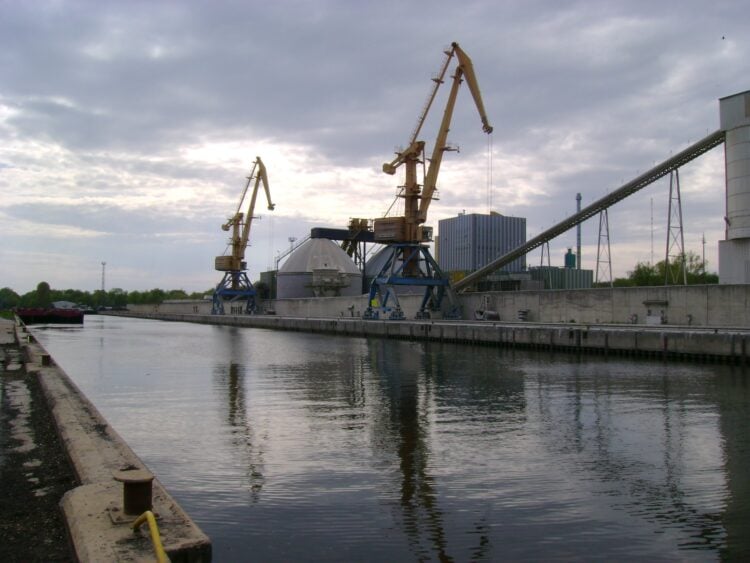 Binnenschiffe: Kräne und Silos am Kanal im Nordhafen Königs Wusterhausen