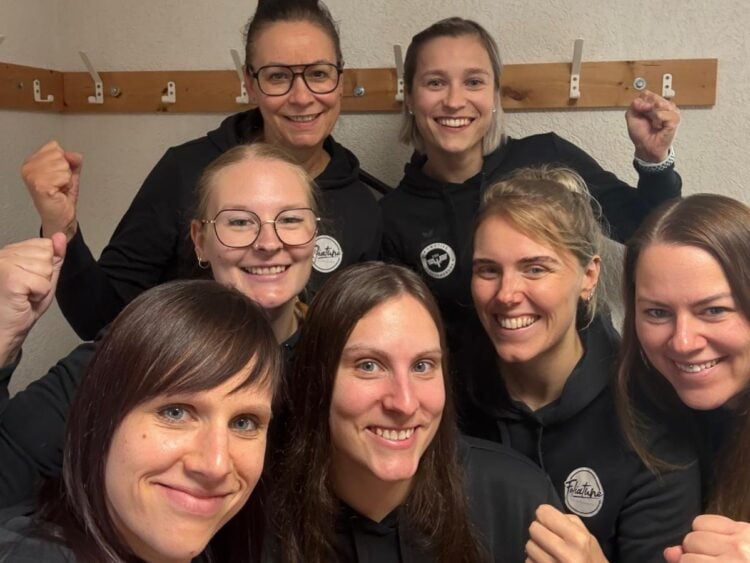 Keglerinnen des ESV Lok Elsterwerda jubeln nach dem 6:2 gegen den KSV 51 Bennewitz