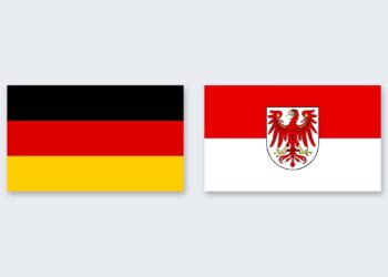 Bundesflagge in Schwarz-Rot-Gold und Brandenburger Landesflagge in Rot-Weiß mit rotem Adler nebeneinander