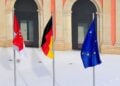 Brandenburger Landesflagge, Bundesflagge und Europaflagge an Fahnenmasten im Innenhof des Landtags in Potsdam