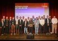 Gruppenbild der Jahrgangsbesten der IHK Cottbus auf der Bühne des Gladhouse