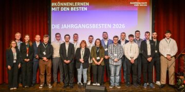 Gruppenbild der Jahrgangsbesten der IHK Cottbus auf der Bühne des Gladhouse