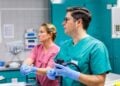 Endoskopie in Herzberg: Schwester Mareen und Prof. Dr. Roland Reinehr bei einem endoskopischen Eingriff