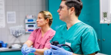 Endoskopie in Herzberg: Schwester Mareen und Prof. Dr. Roland Reinehr bei einem endoskopischen Eingriff