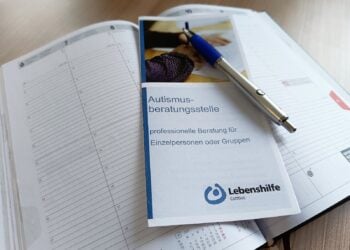 Flyer der Autismusberatungsstelle der Lebenshilfe Cottbus auf einem aufgeschlagenen Terminkalender