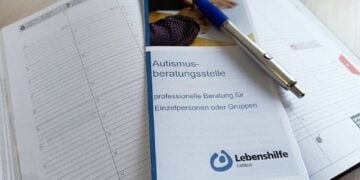 Flyer der Autismusberatungsstelle der Lebenshilfe Cottbus auf einem aufgeschlagenen Terminkalender