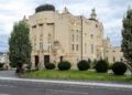 Staatstheater Cottbus mit Kuppel, Fassadenschmuck und Grünanlage an der Karl-Liebknecht-Straße