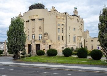 Staatstheater Cottbus mit Kuppel, Fassadenschmuck und Grünanlage an der Karl-Liebknecht-Straße