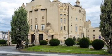 Staatstheater Cottbus mit Kuppel, Fassadenschmuck und Grünanlage an der Karl-Liebknecht-Straße