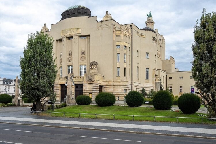Staatstheater Cottbus mit Kuppel, Fassadenschmuck und Grünanlage an der Karl-Liebknecht-Straße