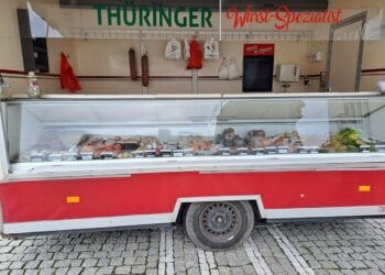 Wurstspezialitäten in einer Marktauslage