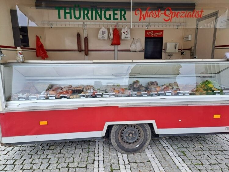 Wurstspezialitäten in einer Marktauslage