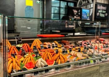 Verschiedene Würste in einer Fleischtheke
