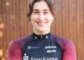 Porträt der Bahnradsprinterin Pauline Grabosch im Trikot des RSC Cottbus