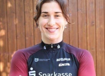 Porträt der Bahnradsprinterin Pauline Grabosch im Trikot des RSC Cottbus