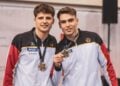 Lars Garmann und Matthias Schuldt zeigen beim Trampolin-Weltcup in Cottbus ihre Silbermedaillen