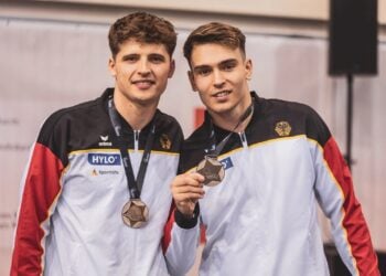 Lars Garmann und Matthias Schuldt zeigen beim Trampolin-Weltcup in Cottbus ihre Silbermedaillen