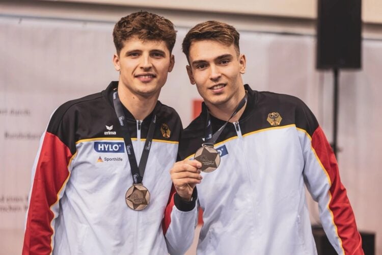 Lars Garmann und Matthias Schuldt zeigen beim Trampolin-Weltcup in Cottbus ihre Silbermedaillen