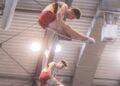 Lars Garmann und Matthias Schuldt turnen synchron auf zwei Trampolinen in der Lausitz Arena Cottbus