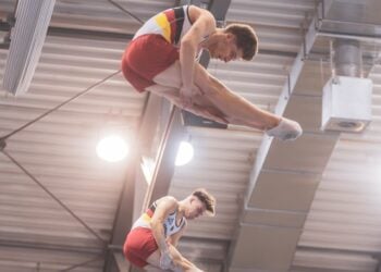 Lars Garmann und Matthias Schuldt turnen synchron auf zwei Trampolinen in der Lausitz Arena Cottbus